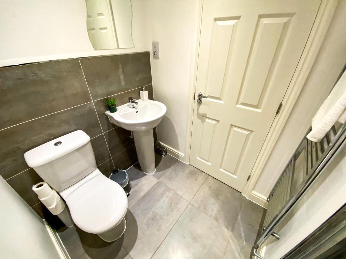 Contractor Specialist, 3 Bedroom House With Free Parking, Wifi & Netflix! * Milton Keynes