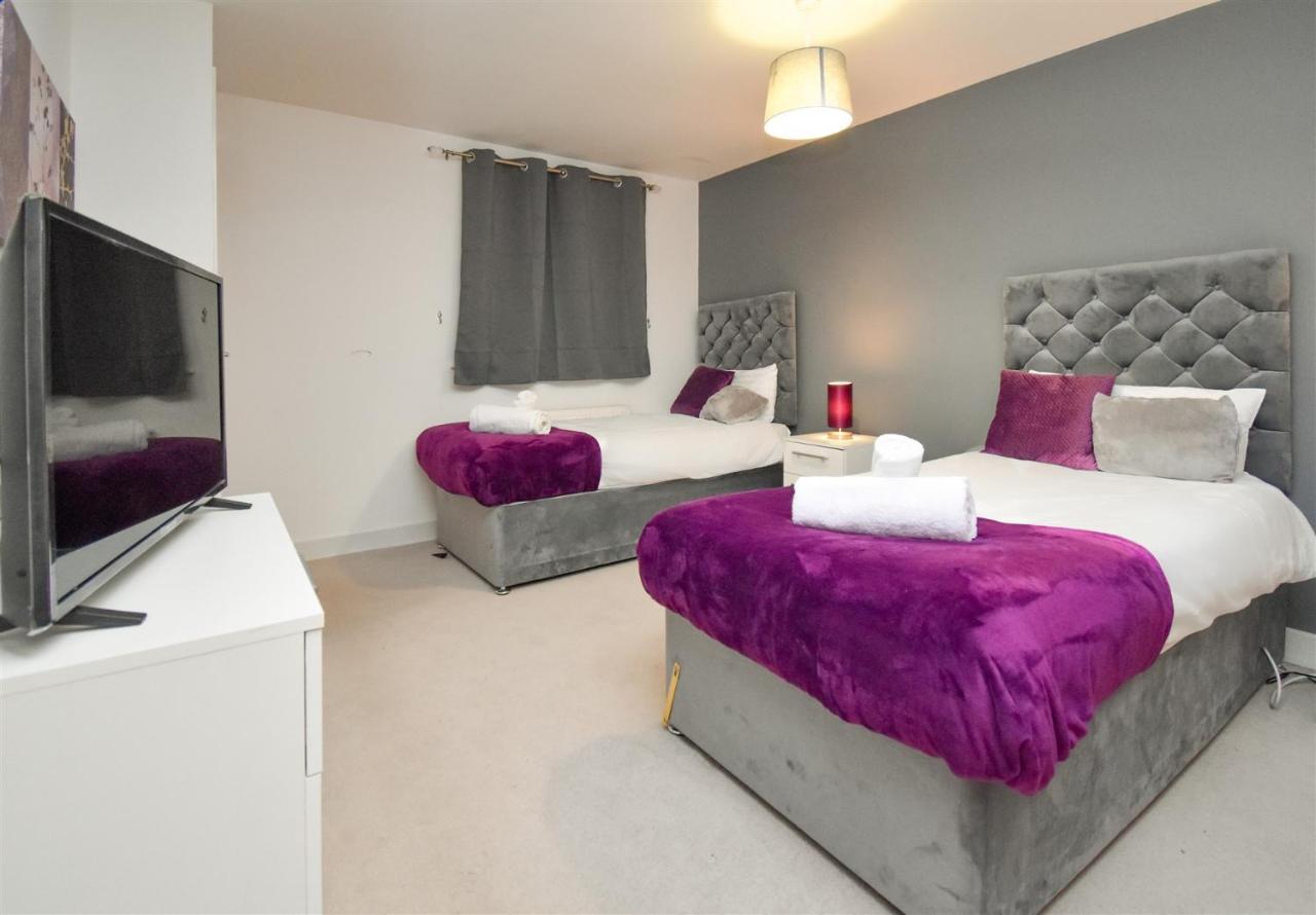 Casa de férias Foxley Place: Mk House For Large Groups Milton Keynes