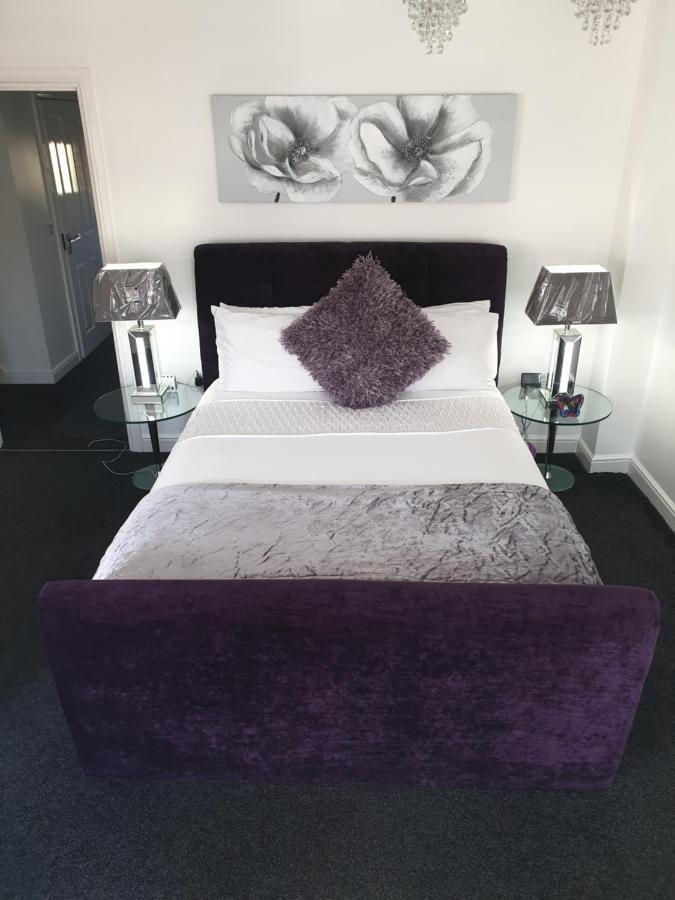 The Rowditch Room With Private Rear Garden And Driveway Hotel