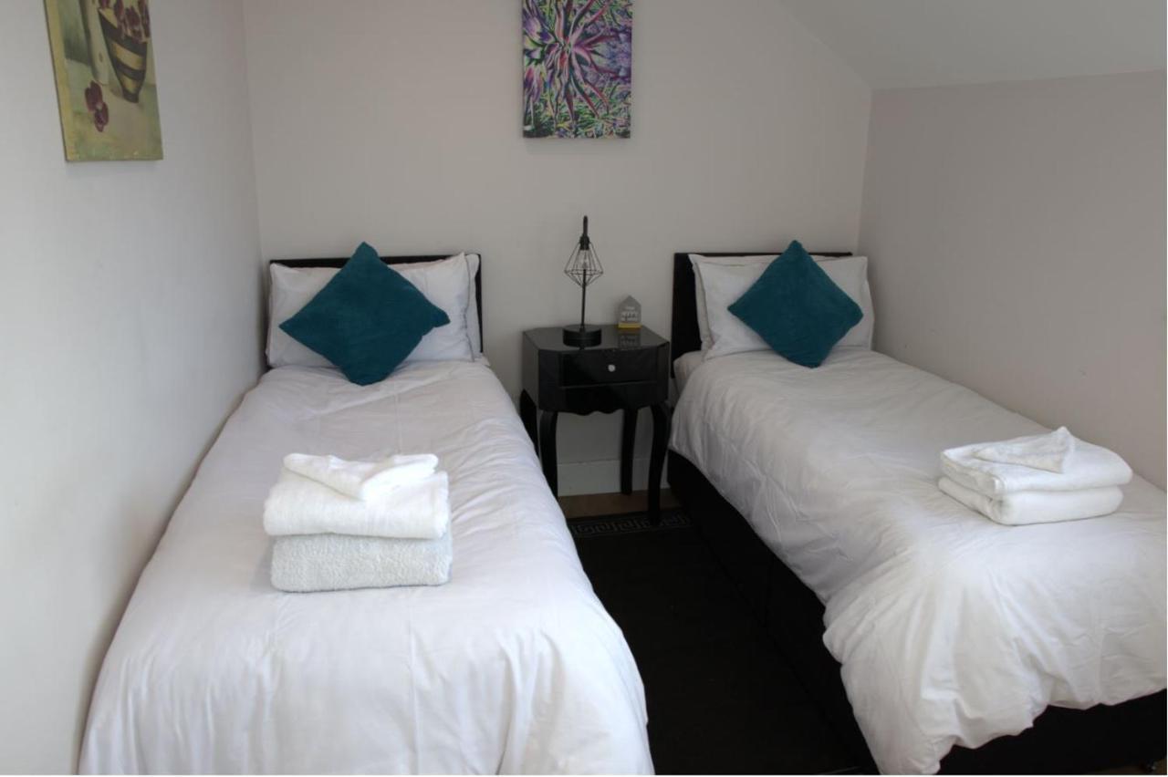 Apartment Spacious Contractor House For Large Groups- Up To 4 Private Parking By Ideyfine Milton Keynes