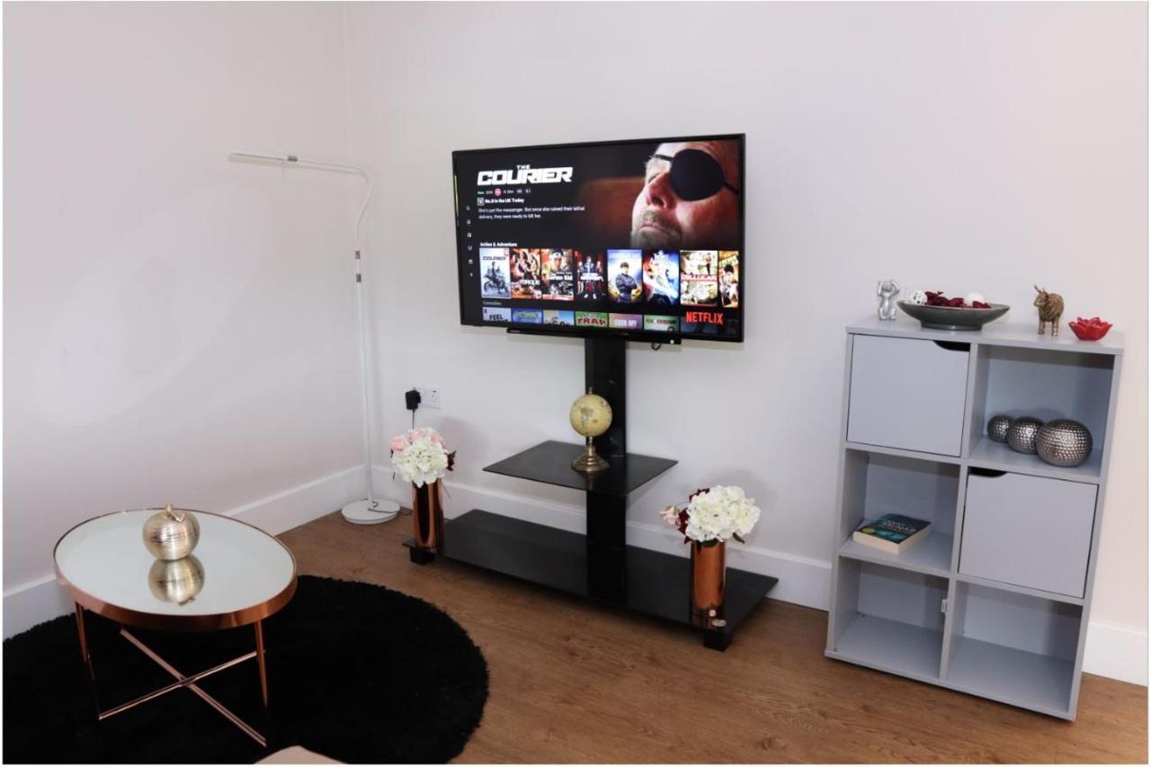 Spacious Contractor House For Large Groups- Up To 4 Private Parking By Ideyfine Milton Keynes