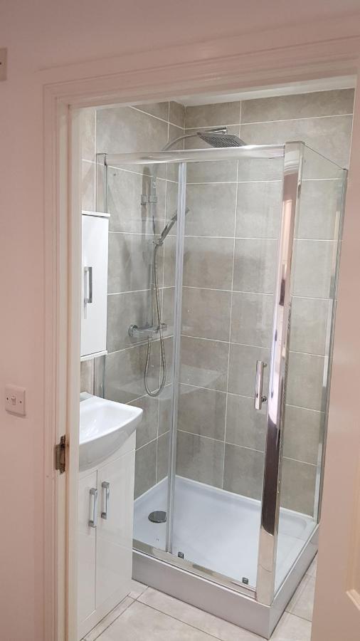 The Rowditch Room With Private Rear Garden And Driveway Milton Keynes