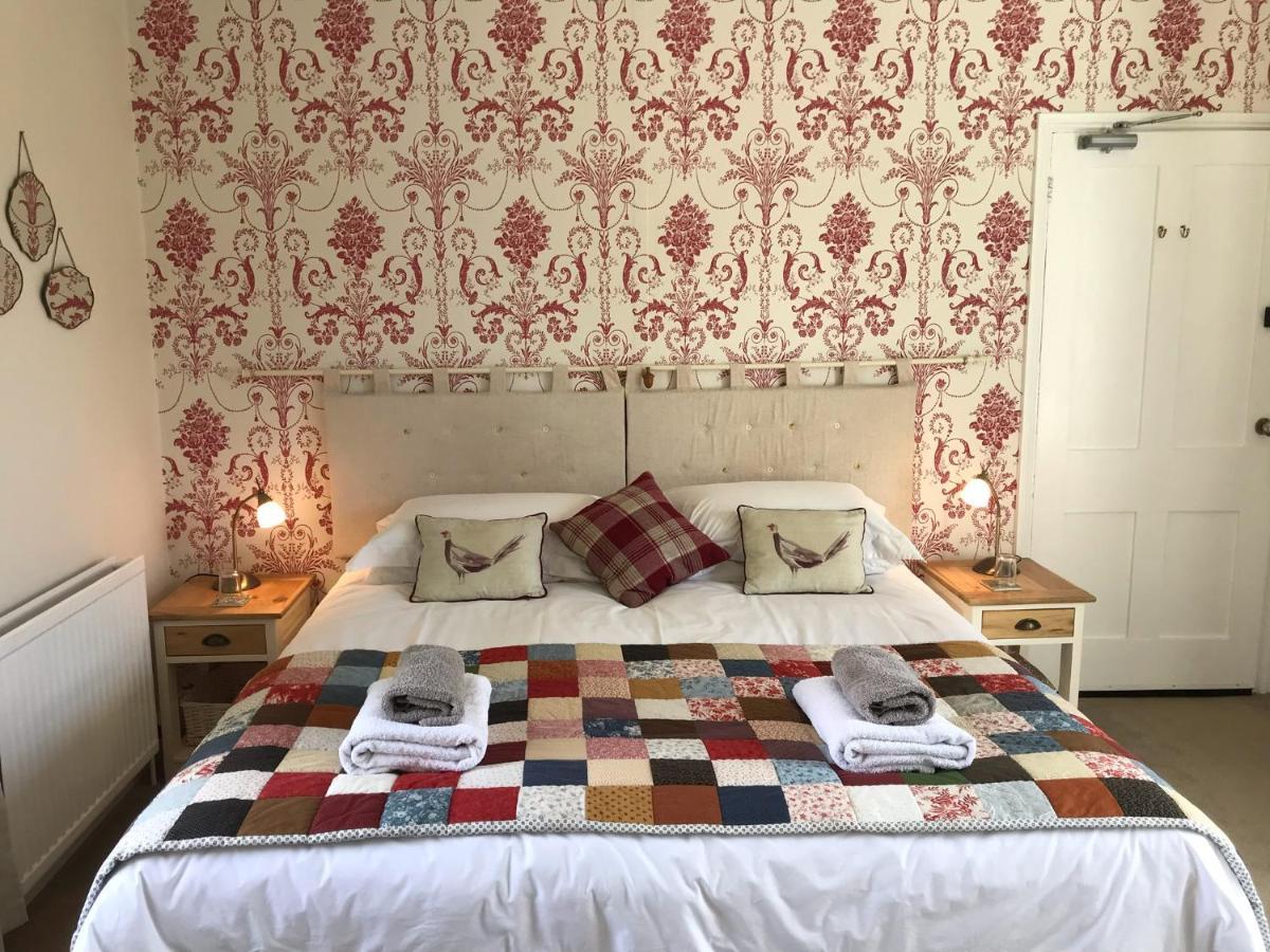 Bed & Breakfast The White House Milton Keynes