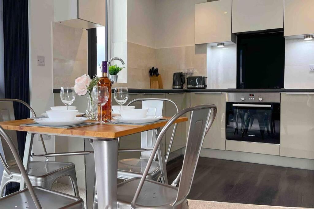 Park View Luxury 2-bedroom Serviced Apartment. Milton Keynes