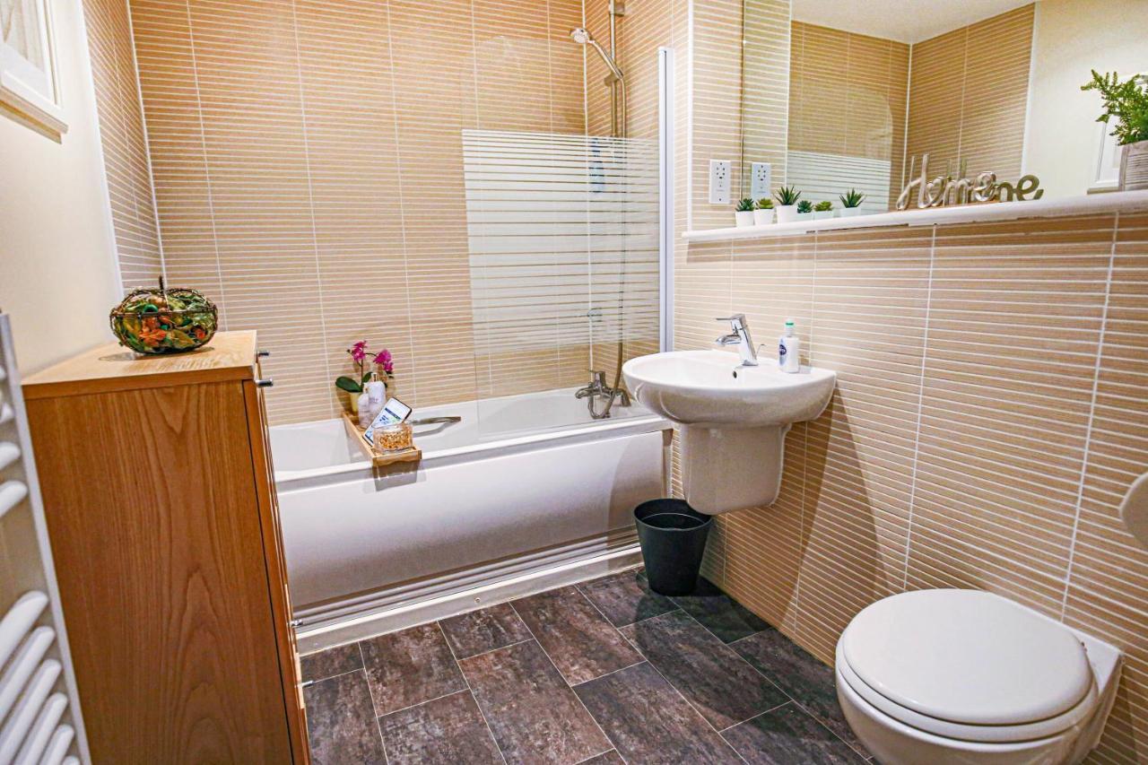 Apartamento Luxury Mk Apartment: Smart Living With Parking & Balcony Milton Keynes