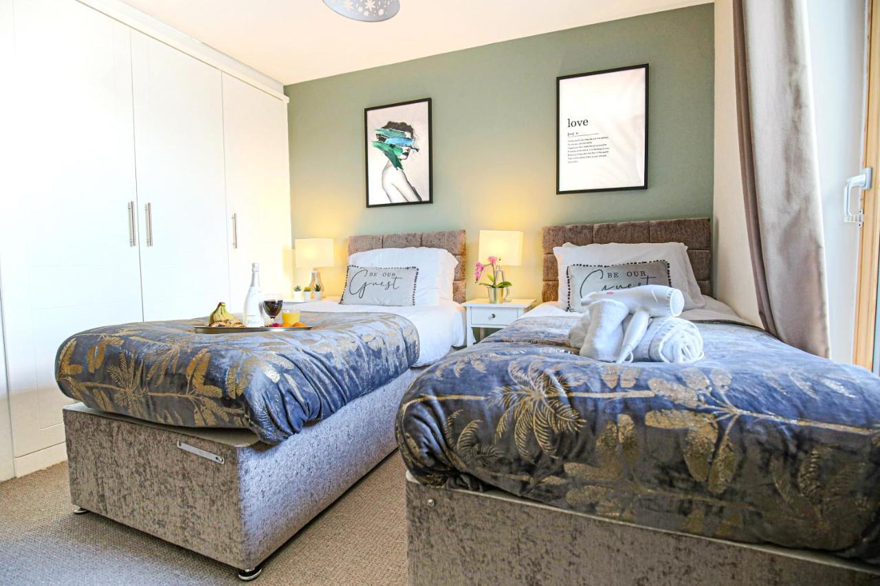 Luxury Mk Apartment: Smart Living With Parking & Balcony Milton Keynes