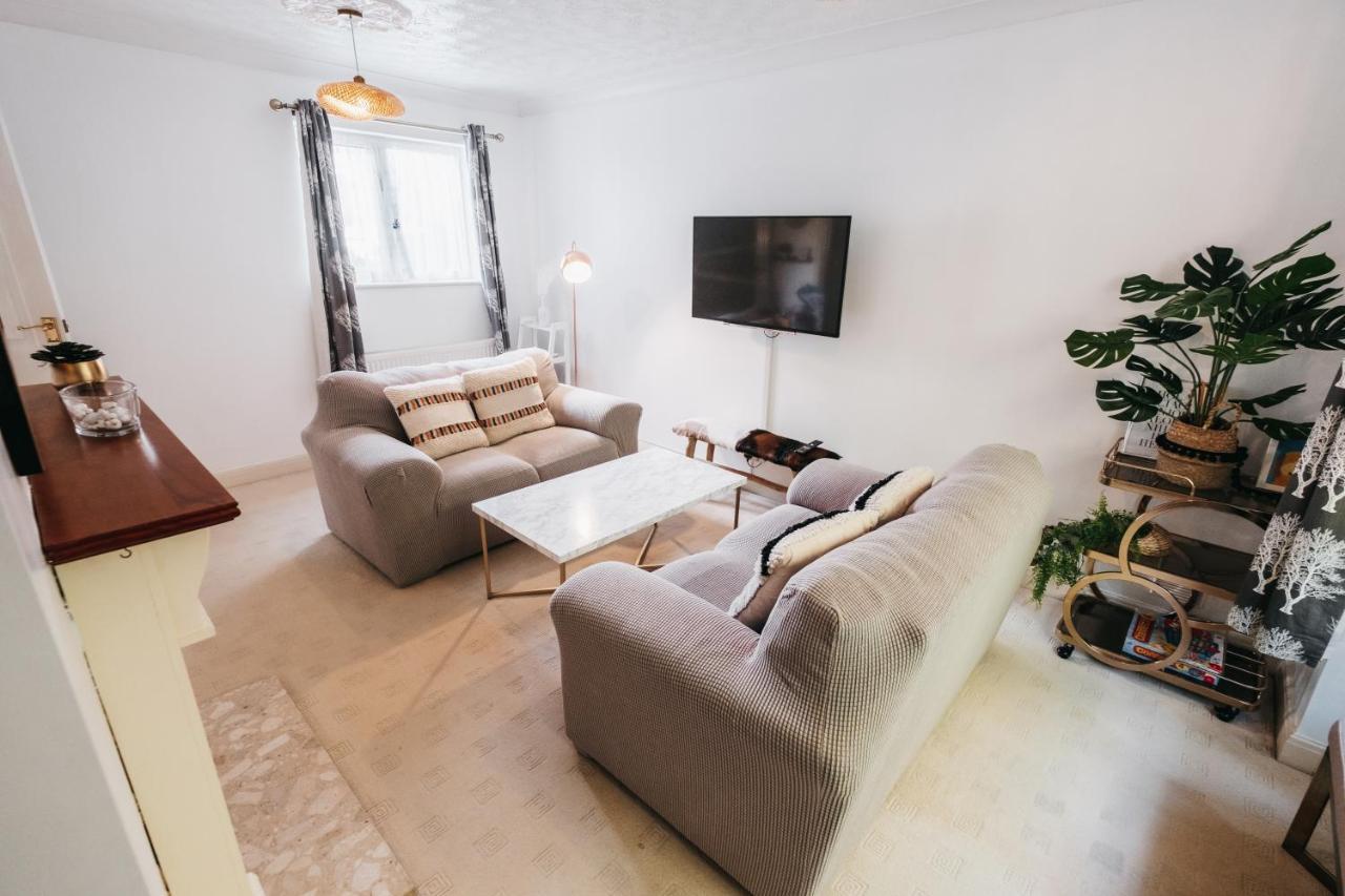 Booker Avenue House - 4 Bedroom House With Garden And Parking Milton Keynes