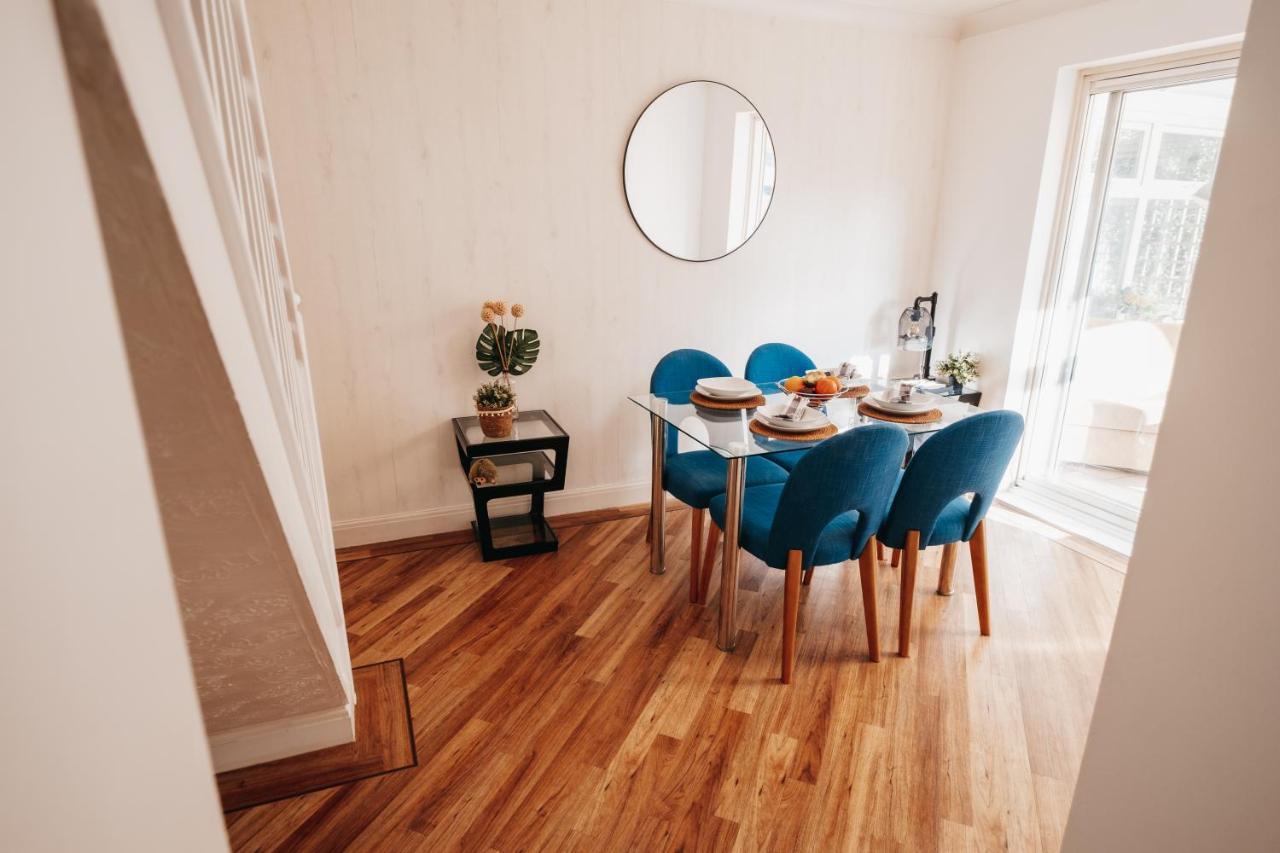 Booker Avenue House - 4 Bedroom House With Garden And Parking * Milton Keynes