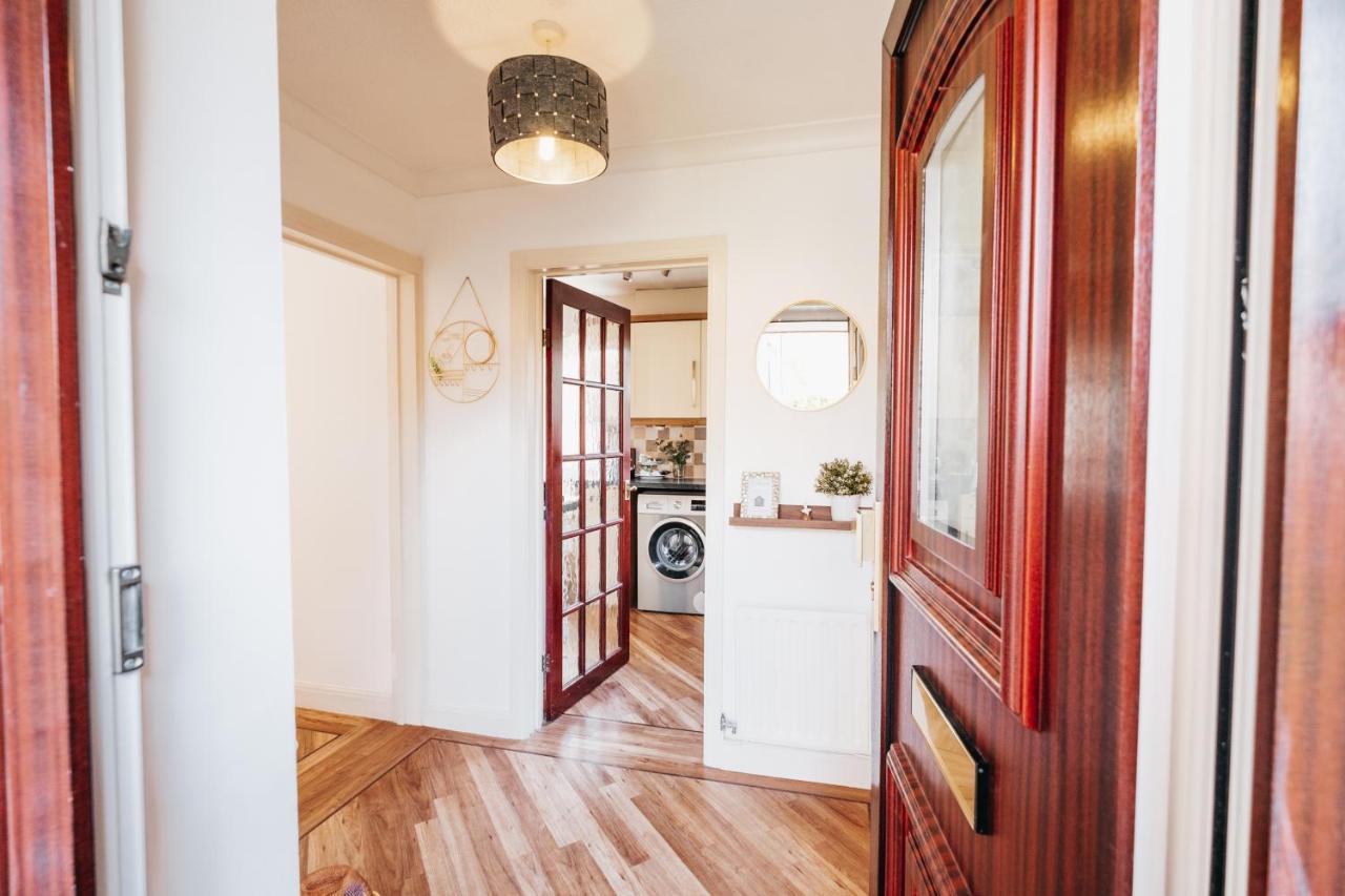Booker Avenue House - 4 Bedroom House With Garden And Parking