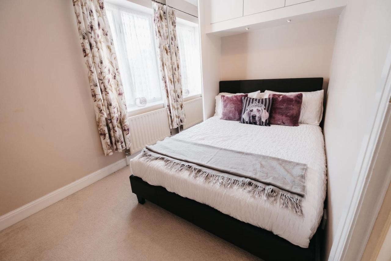 Booker Avenue House - 4 Bedroom House With Garden And Parking Milton Keynes