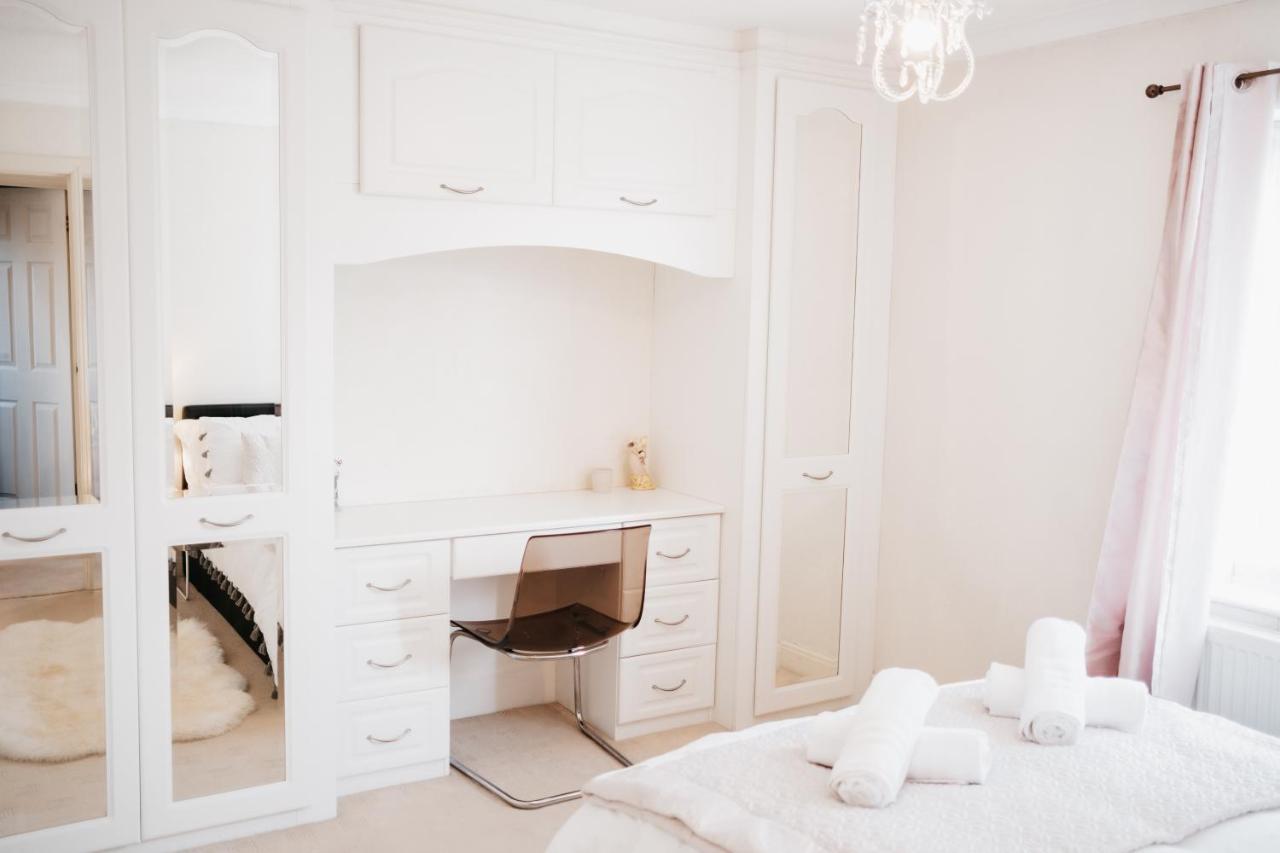 Booker Avenue House - 4 Bedroom House With Garden And Parking