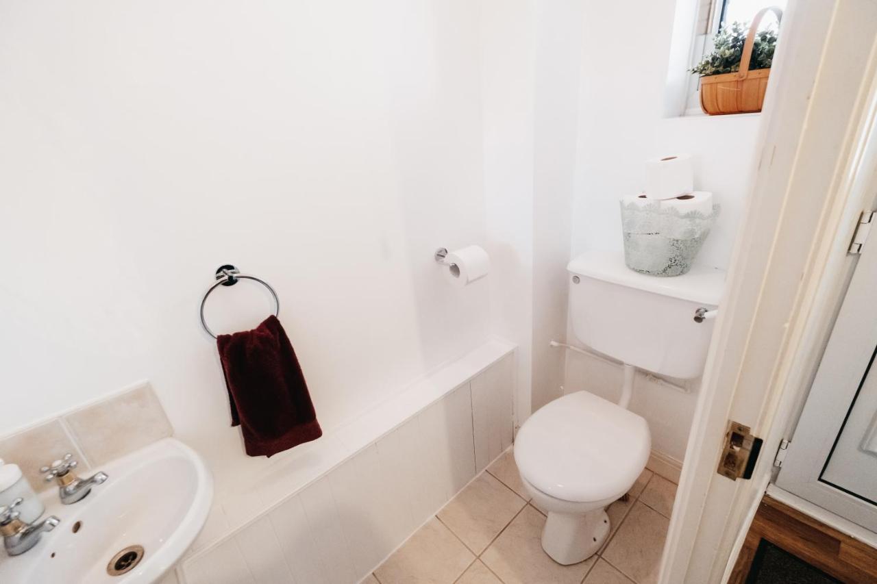Booker Avenue House - 4 Bedroom House With Garden And Parking