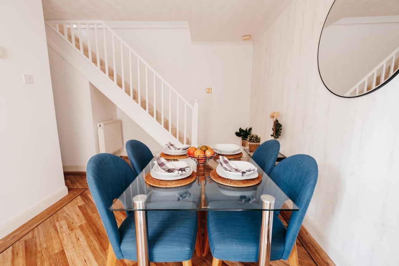 Holiday home Booker Avenue House - 4 Bedroom House With Garden And Parking Milton Keynes