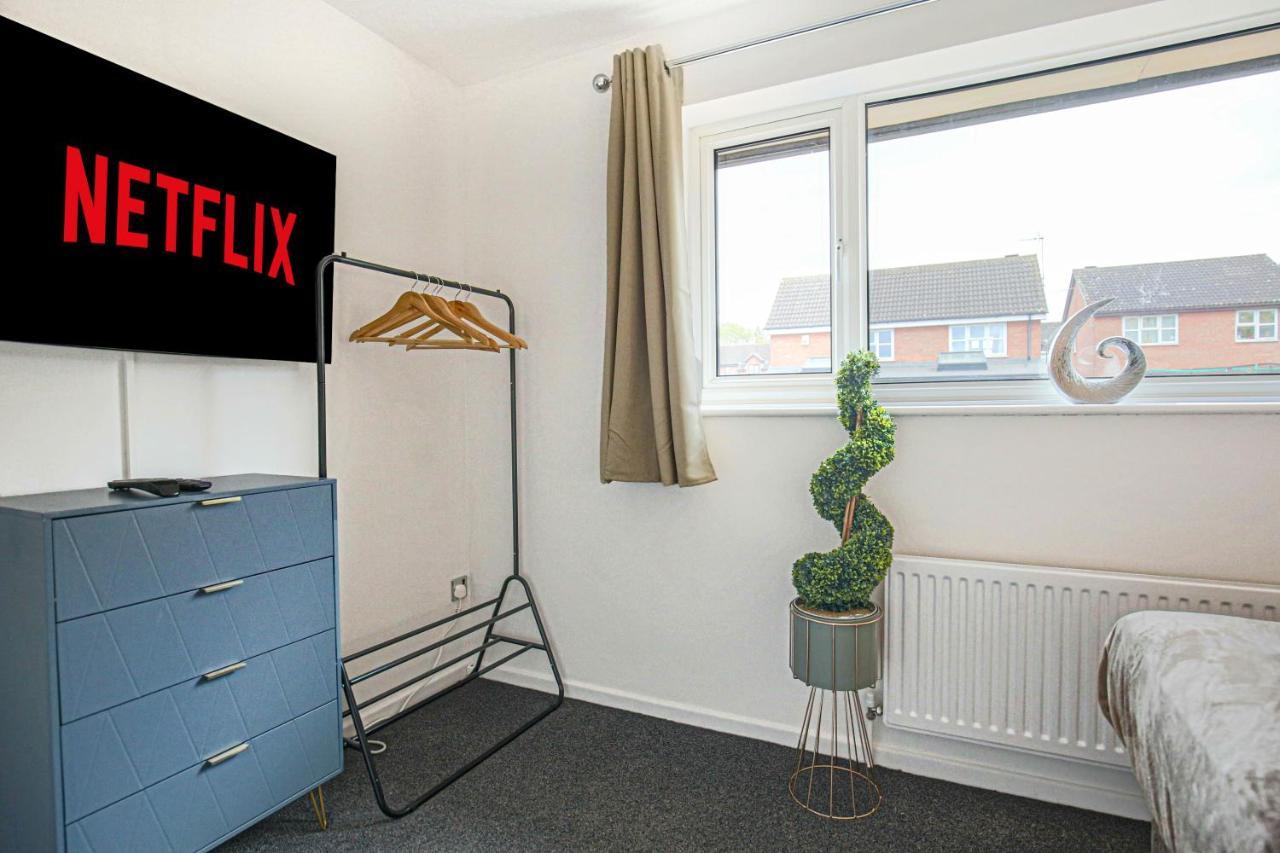 Detached House - Centre Location - Free Parking, Garden, Smart Tvs With Netflix By Yoko Holiday home Milton Keynes