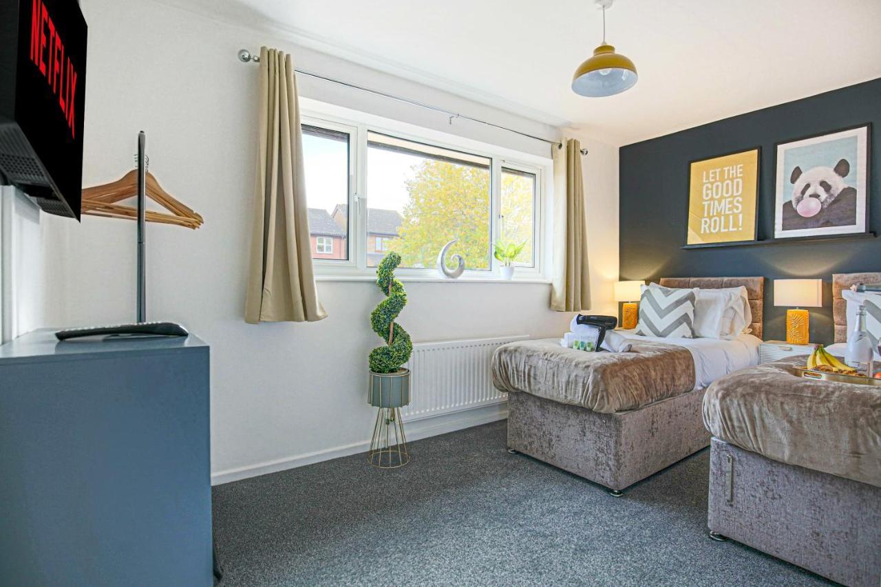 Holiday home Detached House - Centre Location - Free Parking, Garden, Smart Tvs With Netflix By Yoko *