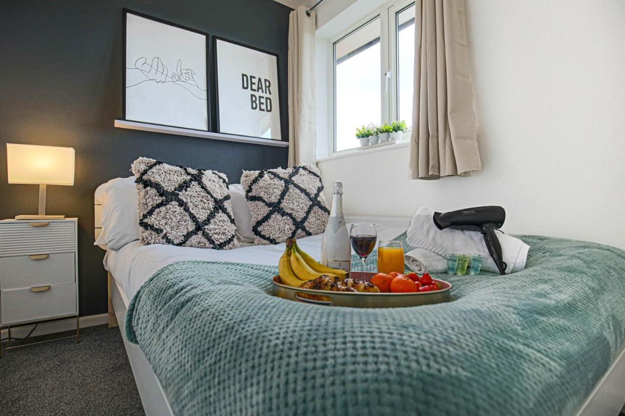 Holiday home Detached House - Centre Location - Free Parking, Garden, Smart Tvs With Netflix By Yoko *