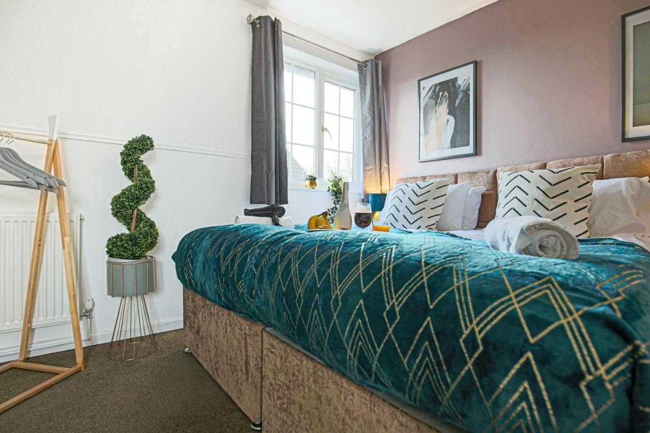 Holiday home Petworth House: Central Retreat With Pool Table And Garden Milton Keynes