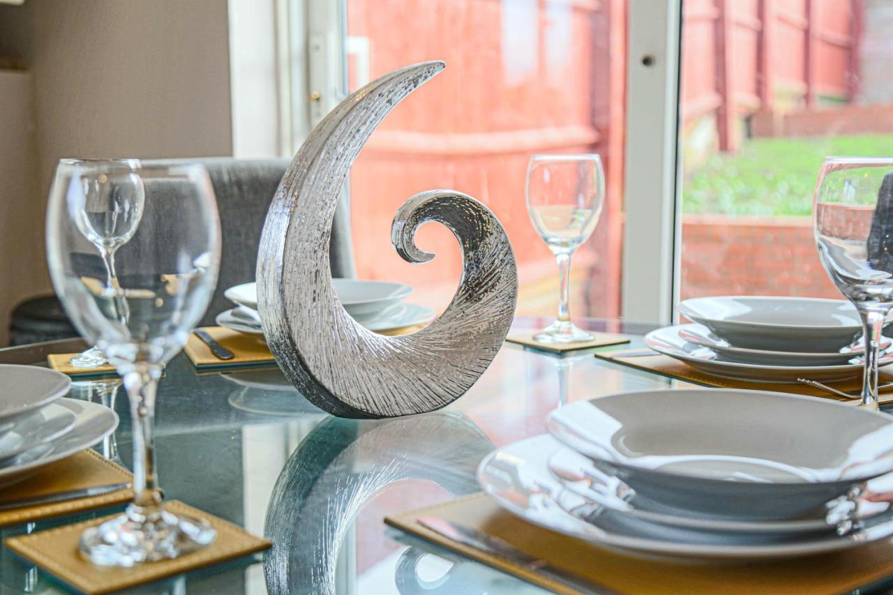 Detached House - Centre Location - Free Parking, Garden, Smart Tvs With Netflix By Yoko