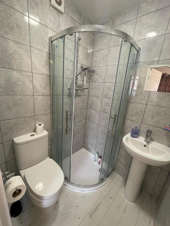 Guest house Ashmina Let With Free Onsite Parking For Small Vans And Cars Only *