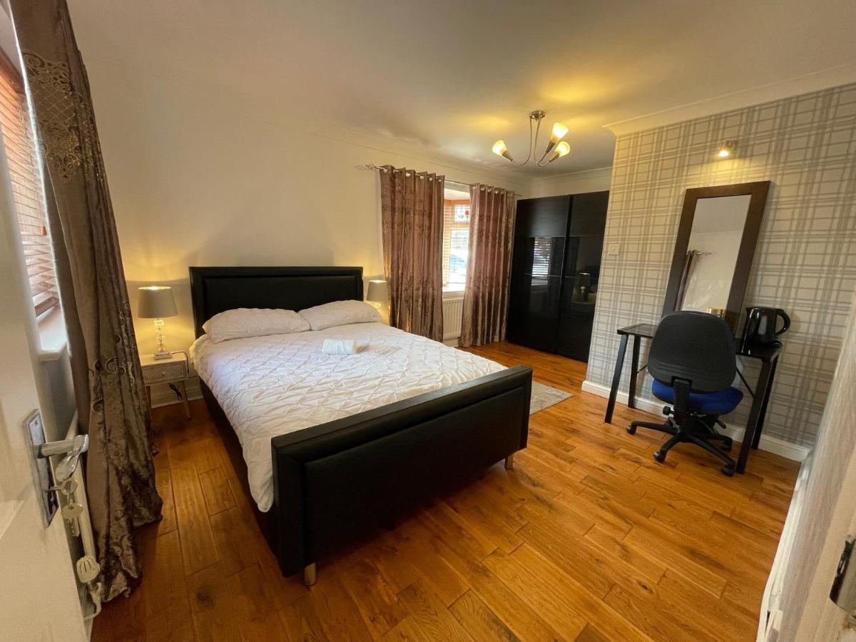 Ashmina Let With Free Onsite Parking For Small Vans And Cars Only