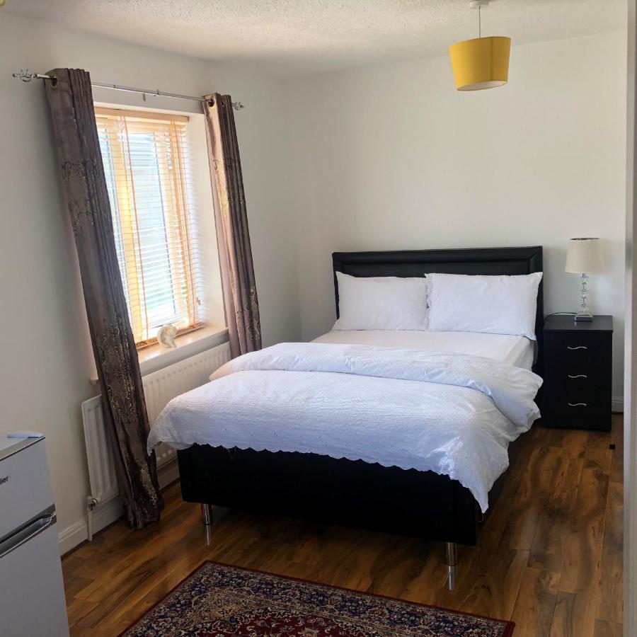 Ashmina Let With Free Onsite Parking For Small Vans And Cars Only Guest house *