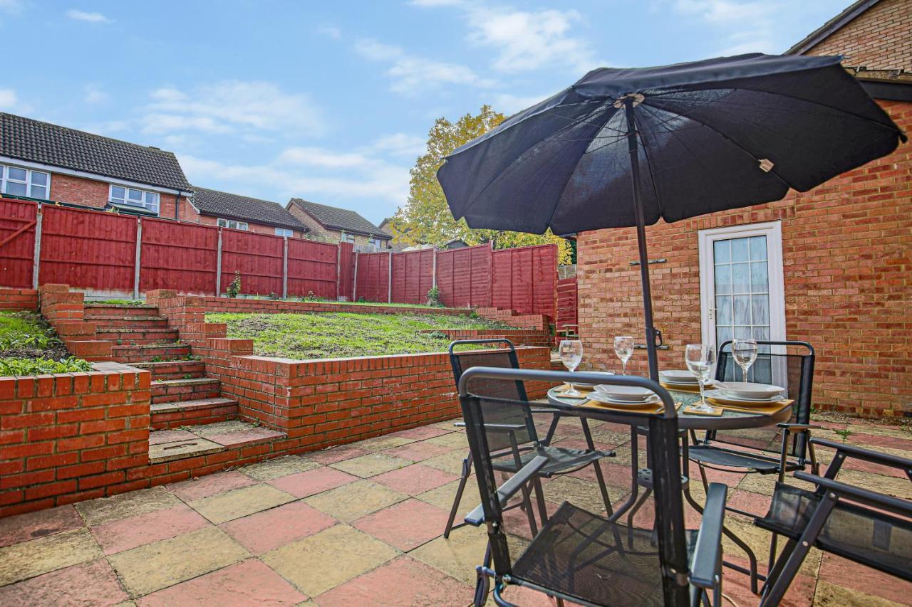 Holiday home Detached House - Centre Location - Free Parking, Garden, Smart Tvs With Netflix By Yoko Milton Keynes