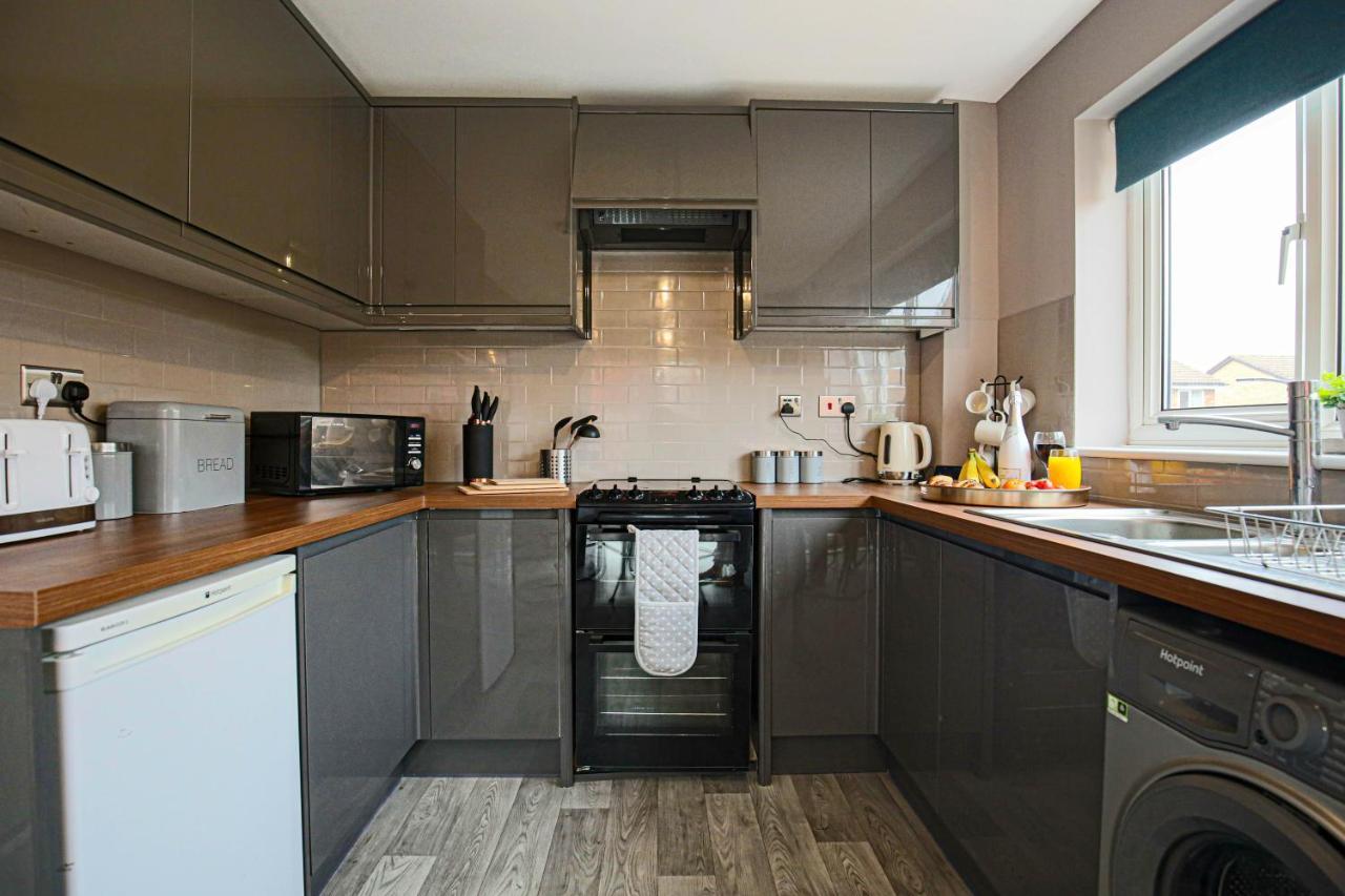 Detached House - Centre Location - Free Parking, Garden, Smart Tvs With Netflix By Yoko Milton Keynes