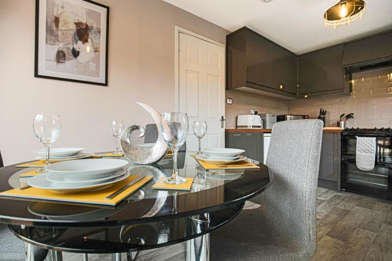 Holiday home Detached House - Centre Location - Free Parking, Garden, Smart Tvs With Netflix By Yoko