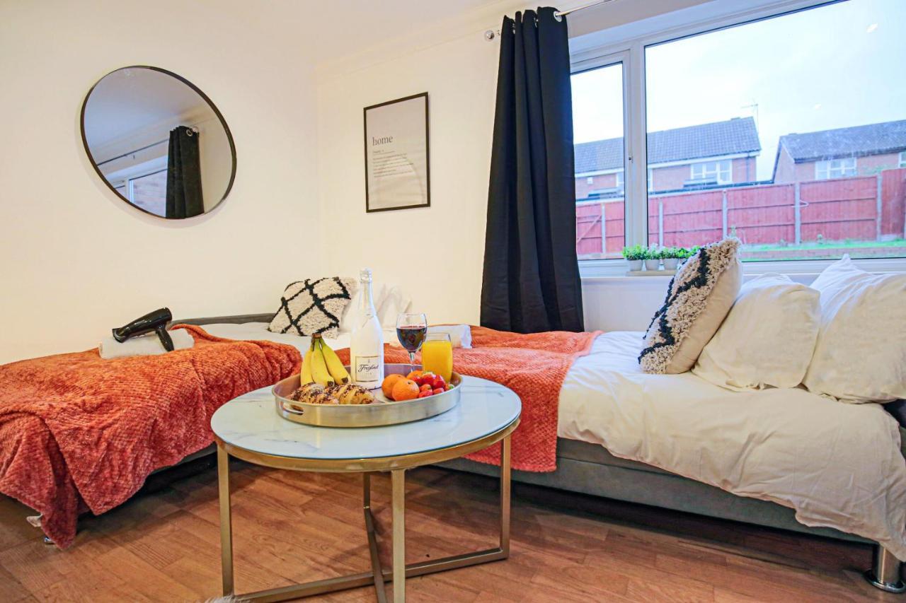 Holiday home Detached House - Centre Location - Free Parking, Garden, Smart Tvs With Netflix By Yoko Milton Keynes