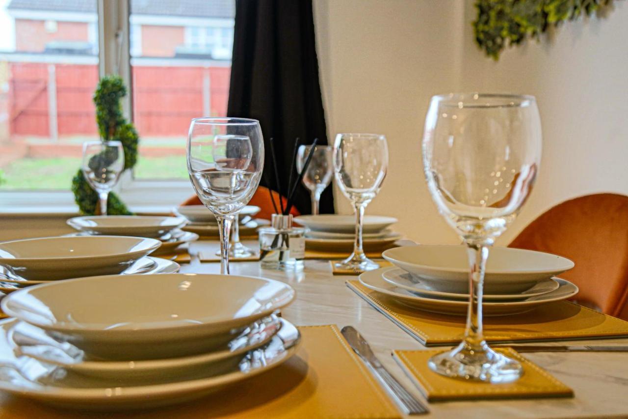 Holiday home Detached House - Centre Location - Free Parking, Garden, Smart Tvs With Netflix By Yoko *