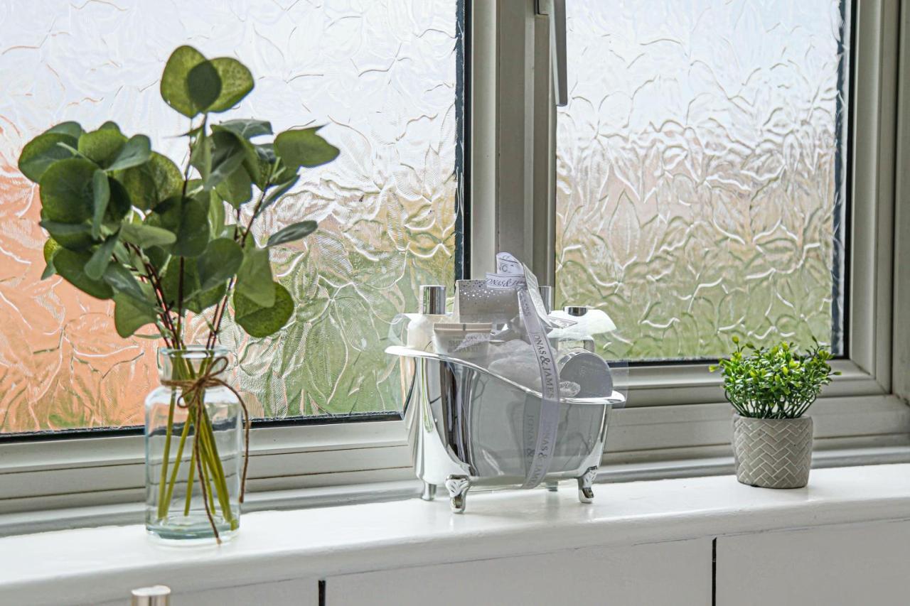 Detached House - Centre Location - Free Parking, Garden, Smart Tvs With Netflix By Yoko *