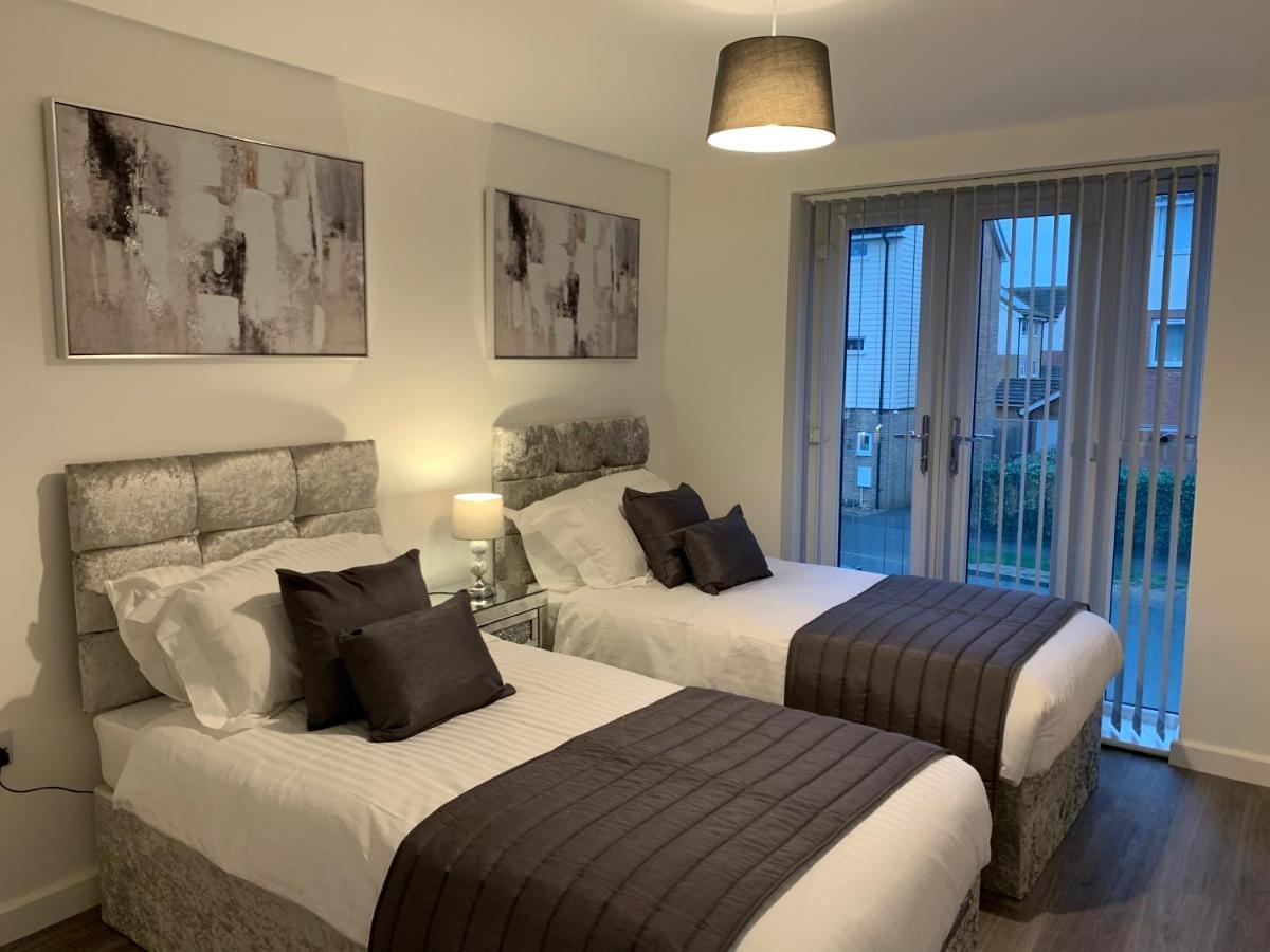 Exec 2bed 2bath Serviced Balcony Parking Apartment Milton Keynes