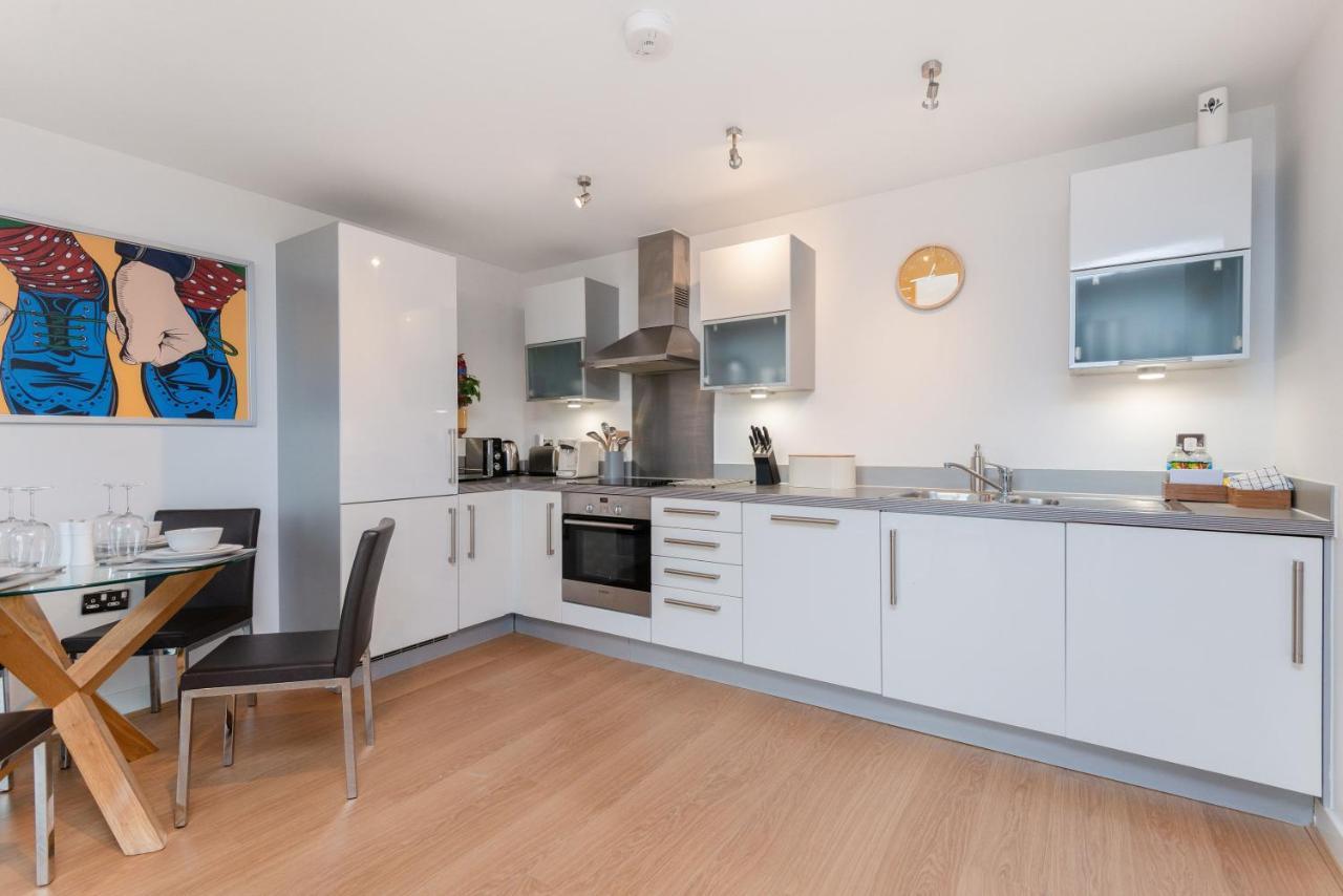 Apartment The Vizion Serviced From Pincott - Free Parking, Private Balcony, And Wifi