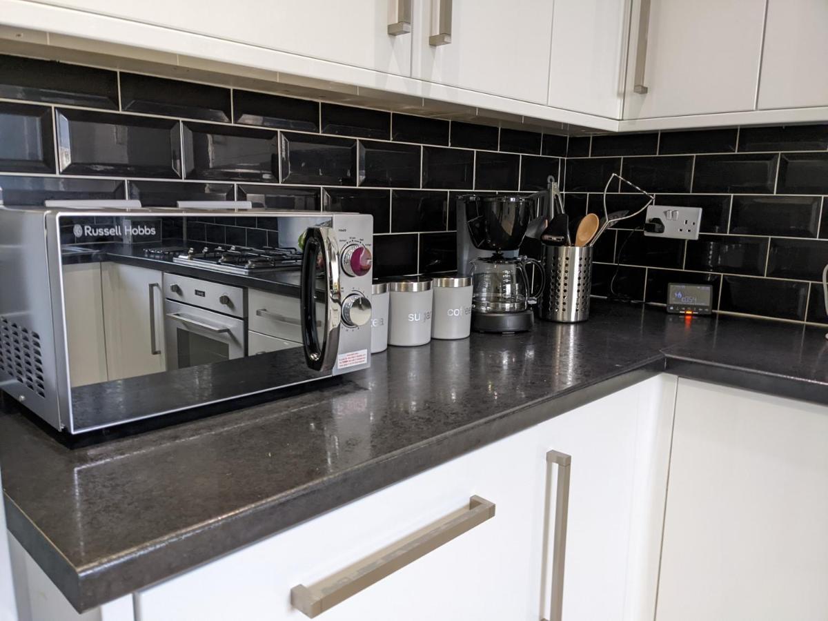 Entire 3 Bed Sleeps 6, Wifi, 2 Parking Spaces Holiday home Milton Keynes