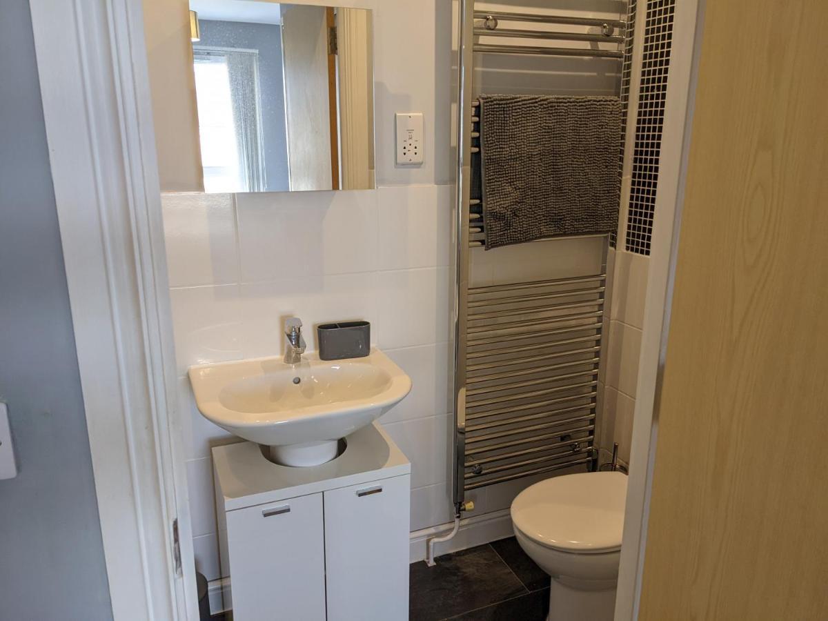 Entire 3 Bed Sleeps 6, Wifi, 2 Parking Spaces Milton Keynes