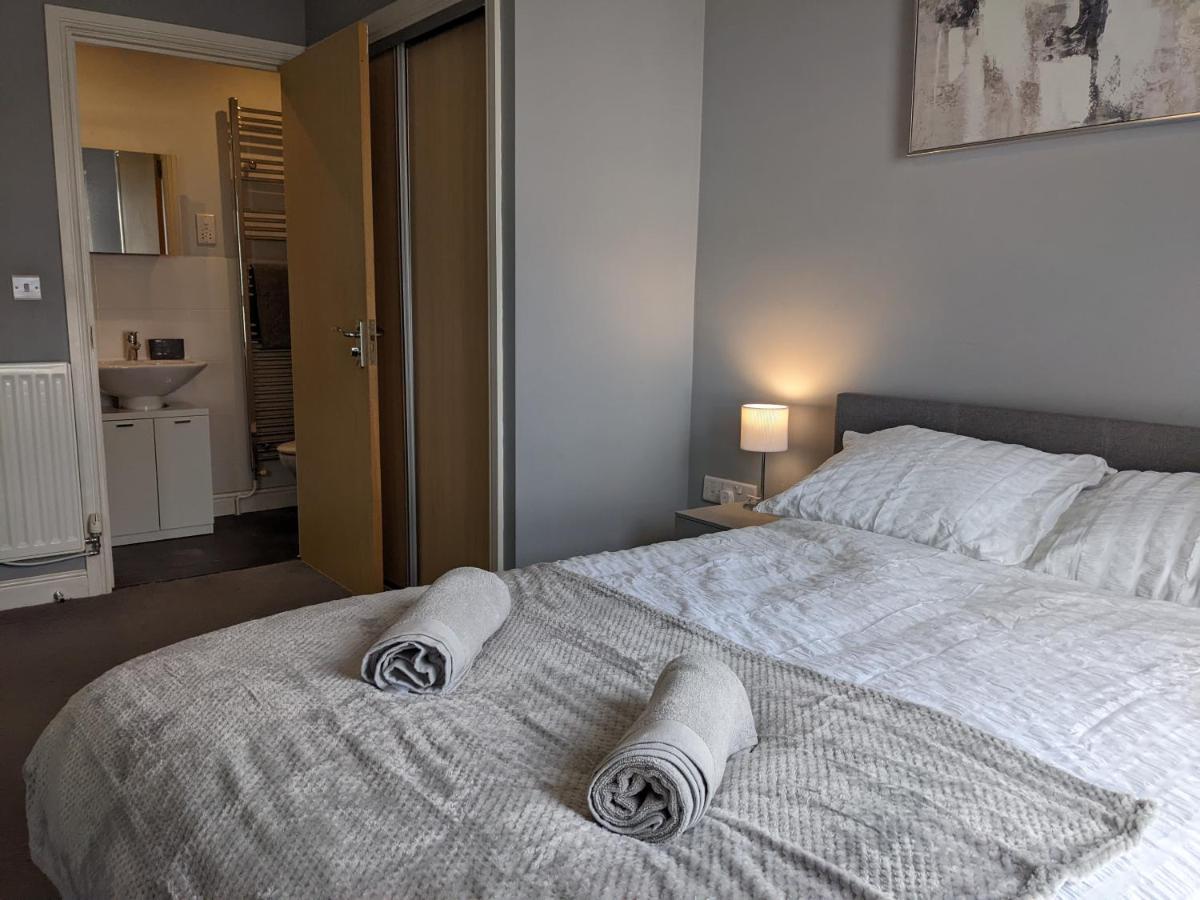 Entire 3 Bed Sleeps 6, Wifi, 2 Parking Spaces Holiday home *