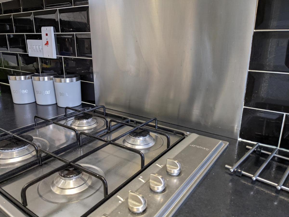 Holiday home Entire 3 Bed Sleeps 6, Wifi, 2 Parking Spaces Milton Keynes