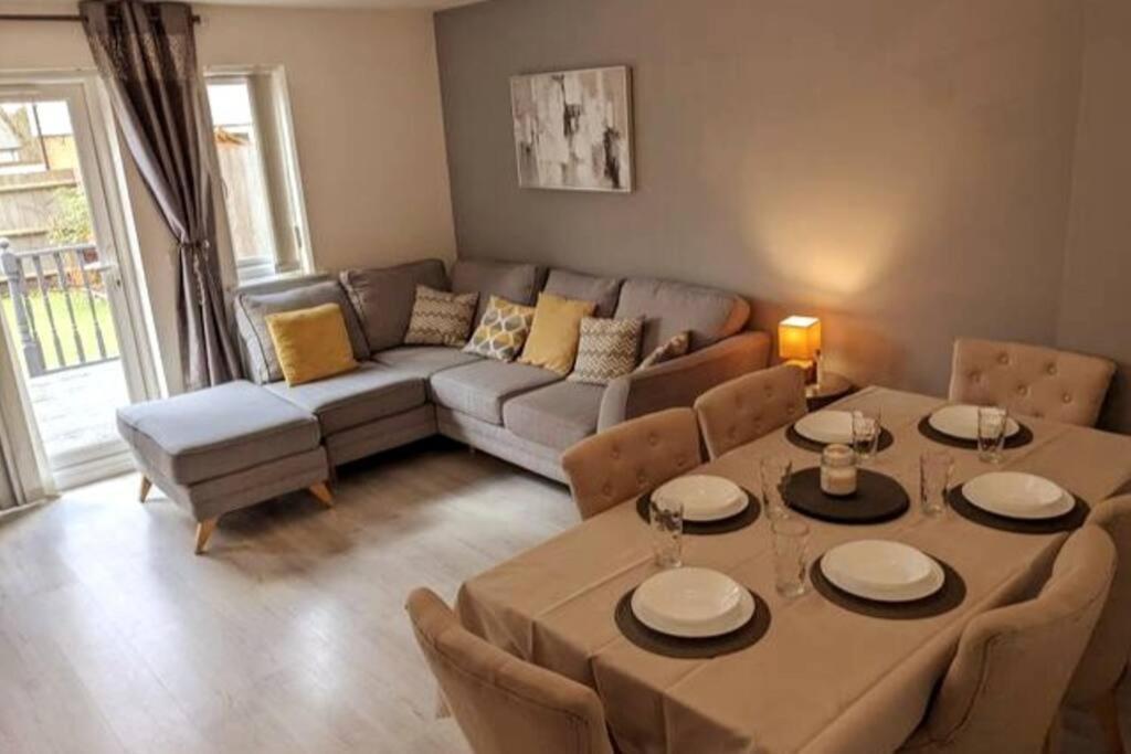 Entire 3 Bed Sleeps 6, Wifi, 2 Parking Spaces Milton Keynes