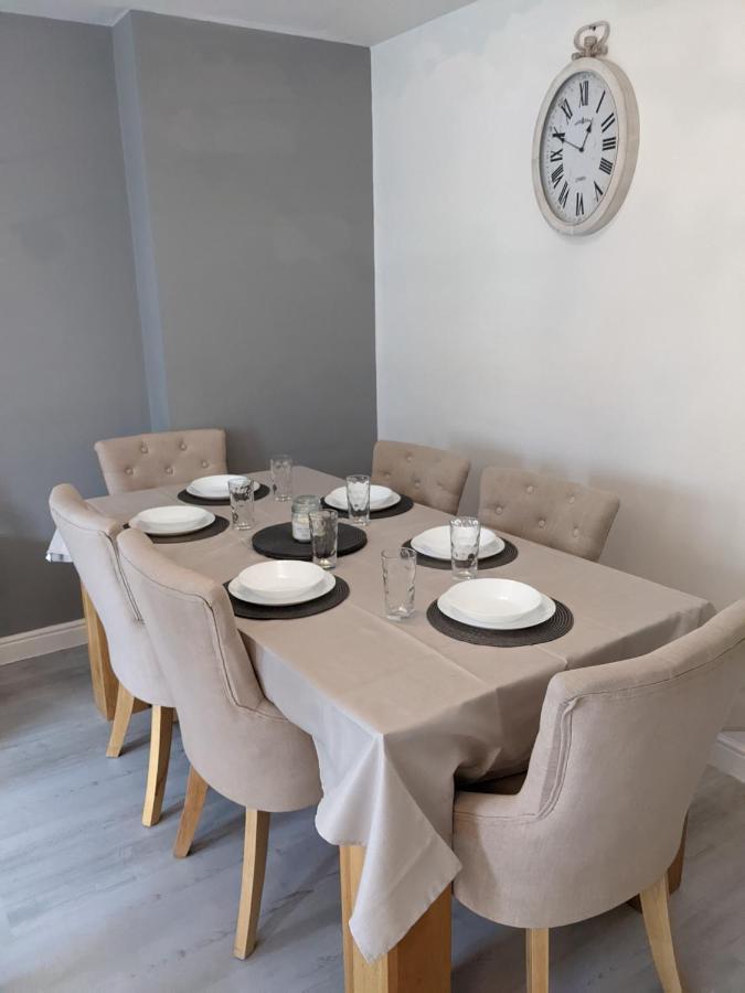 Entire 3 Bed Sleeps 6, Wifi, 2 Parking Spaces Holiday home Milton Keynes