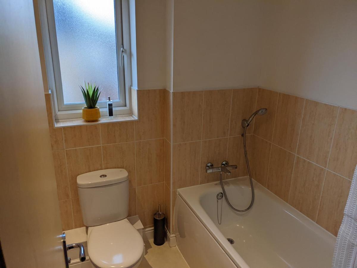 Entire 3 Bed Sleeps 6, Wifi, 2 Parking Spaces *