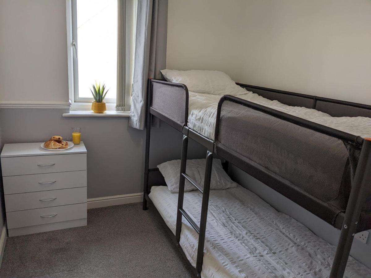 Entire 3 Bed Sleeps 6, Wifi, 2 Parking Spaces * Milton Keynes