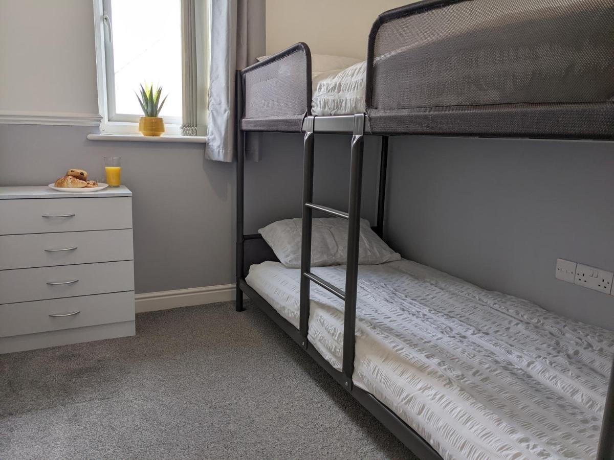 Holiday home Entire 3 Bed Sleeps 6, Wifi, 2 Parking Spaces *