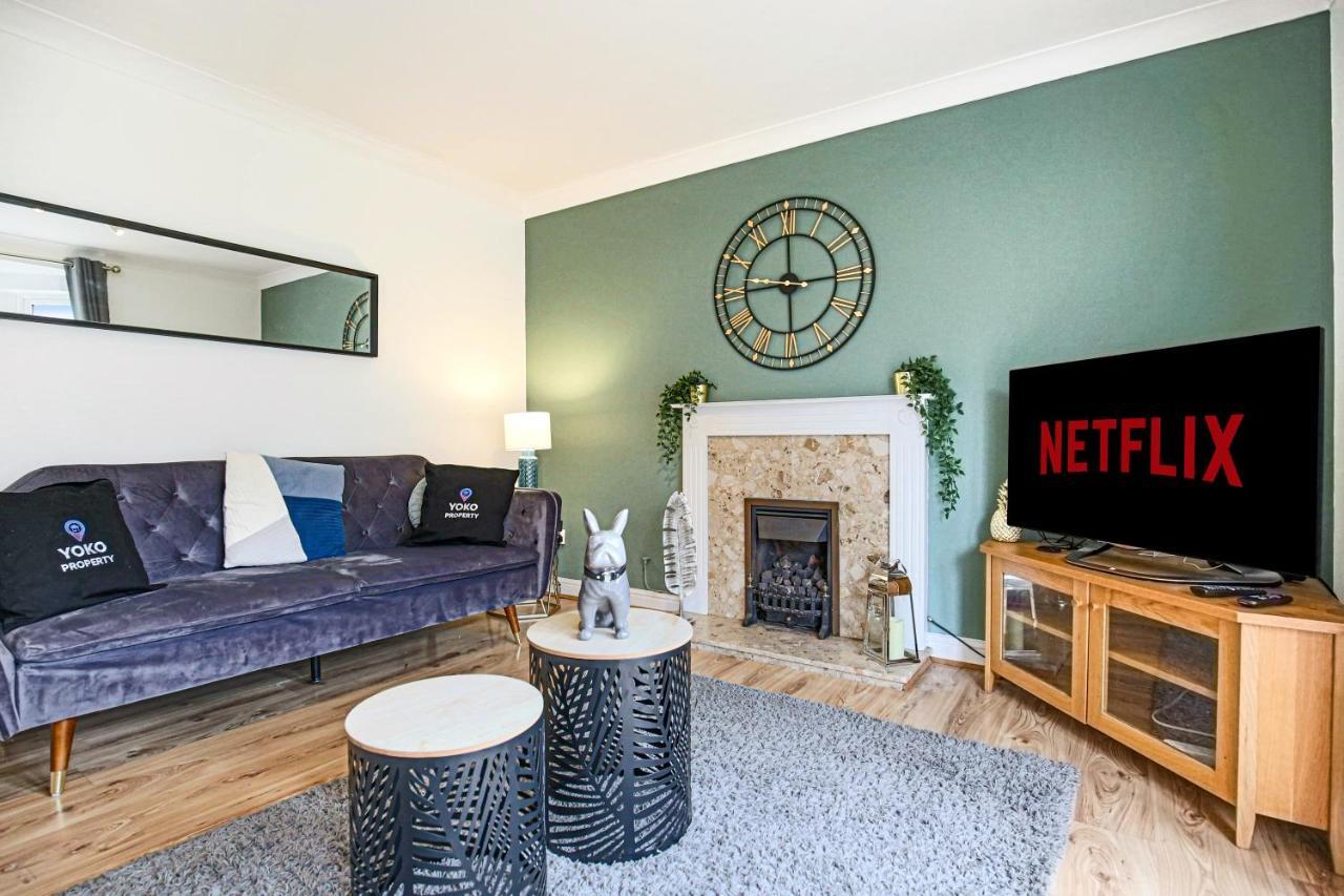 Detached House With Free Parking, Self Check-in, Fast Wifi And Smart Tv With Netflix By Yoko Milton Keynes