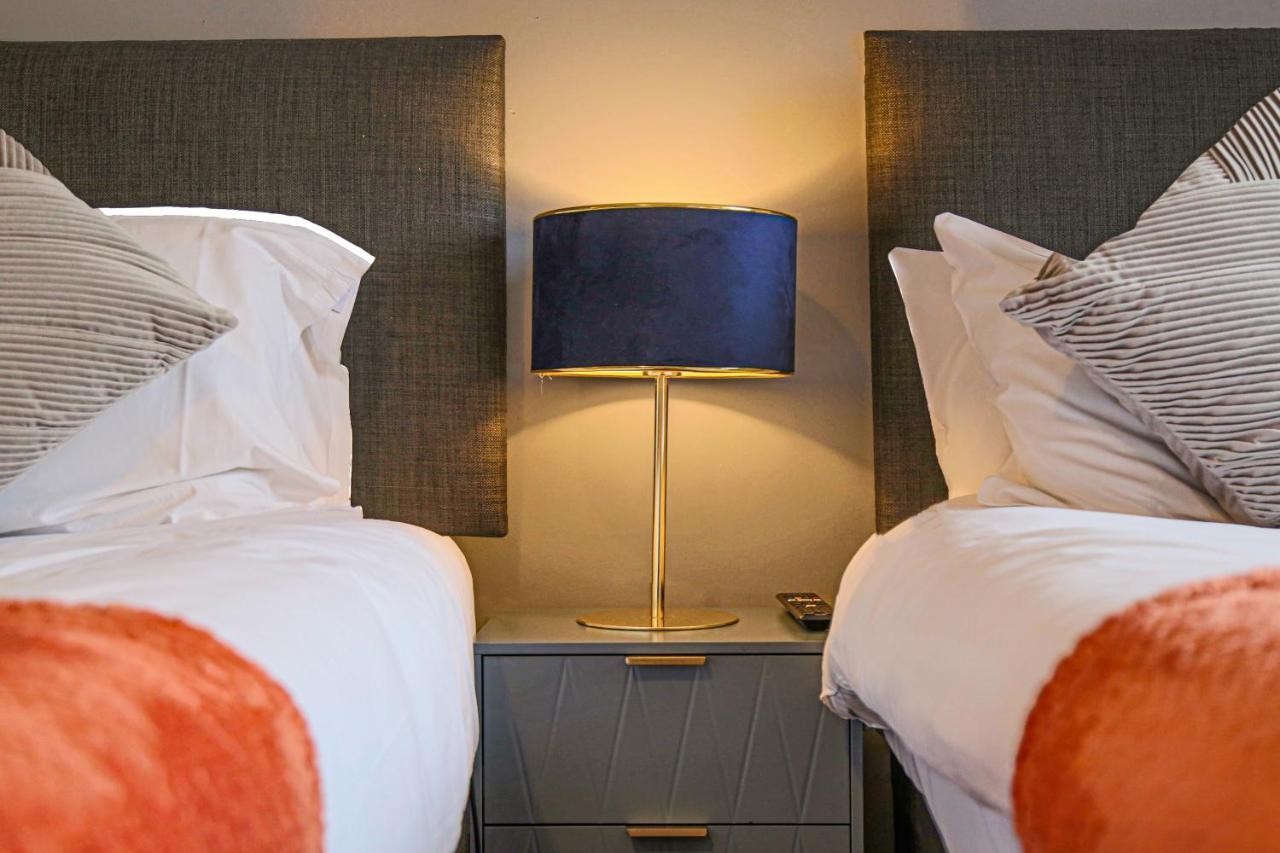 Detached House With Free Parking, Self Check-in, Fast Wifi And Smart Tv With Netflix By Yoko Holiday home *