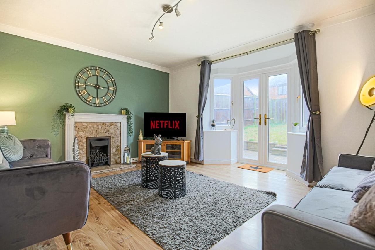 Holiday home Detached House With Free Parking, Self Check-in, Fast Wifi And Smart Tv With Netflix By Yoko