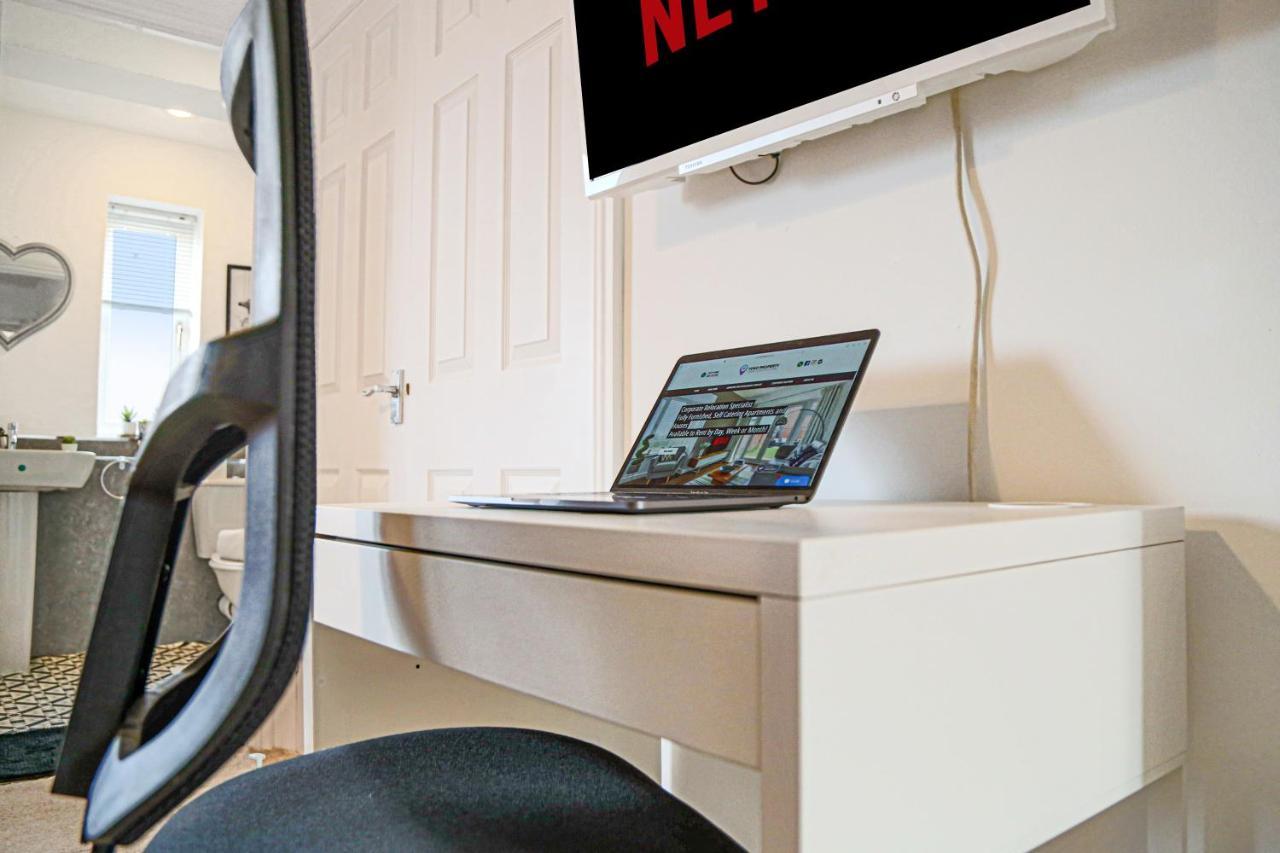 Detached House With Free Parking, Self Check-in, Fast Wifi And Smart Tv With Netflix By Yoko Holiday home Milton Keynes