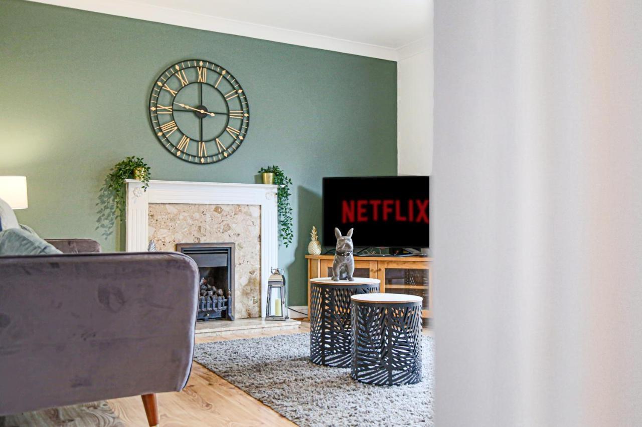 Detached House With Free Parking, Self Check-in, Fast Wifi And Smart Tv With Netflix By Yoko Holiday home *