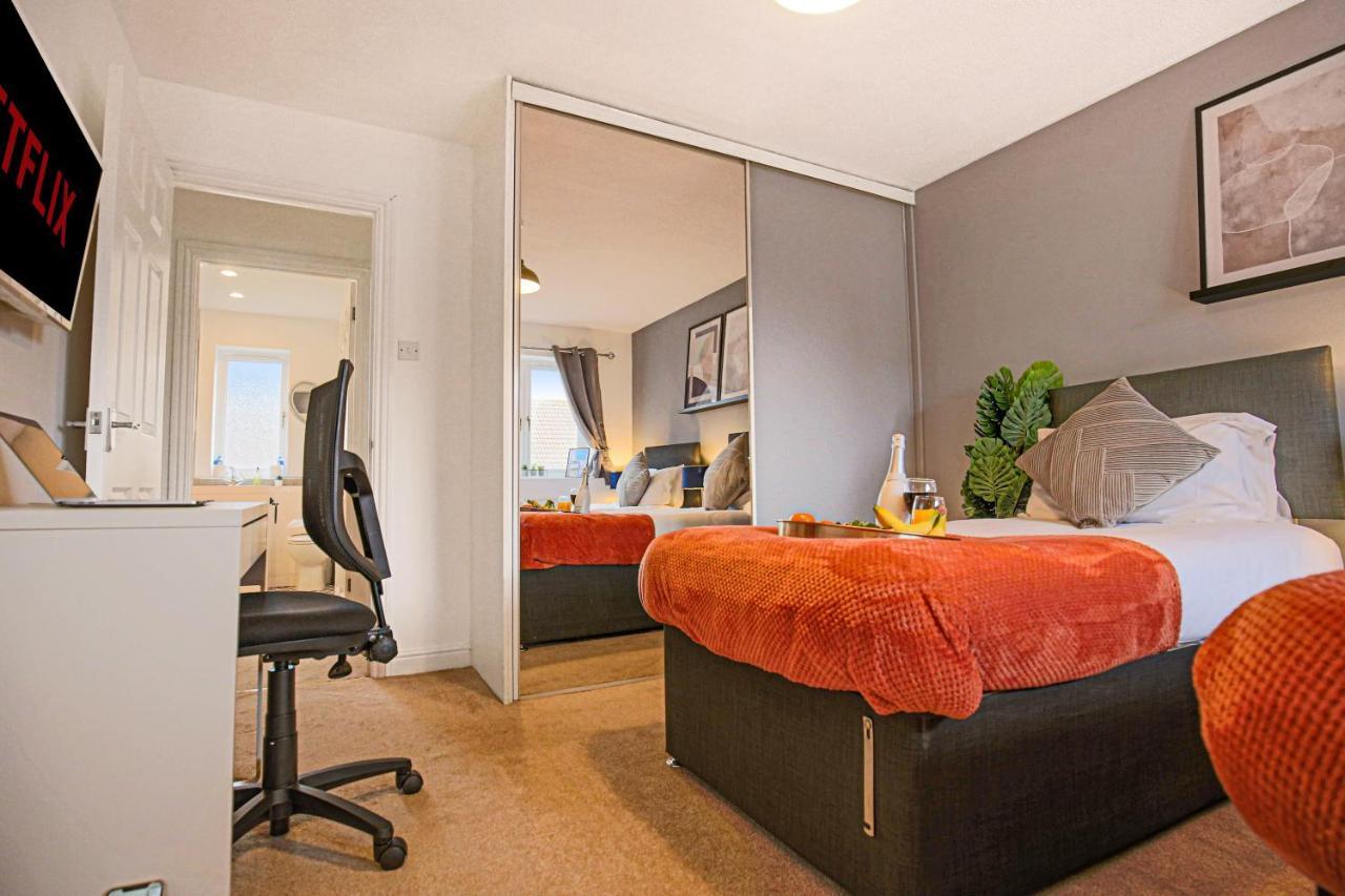 Detached House With Free Parking, Self Check-in, Fast Wifi And Smart Tv With Netflix By Yoko Holiday home *