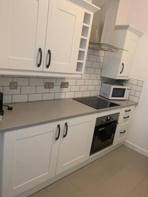 Recently Refurbished Mk Free Parking Apartment