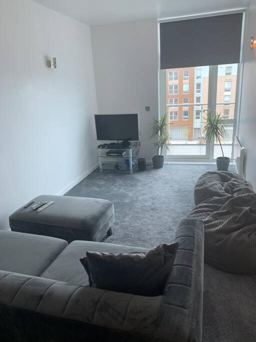 Apartment Recently Refurbished Mk Free Parking Milton Keynes